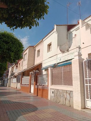 Foto 1 de Casa adosada en venta en calle Carmen Conde de 6 habitaciones con terraza y jardín