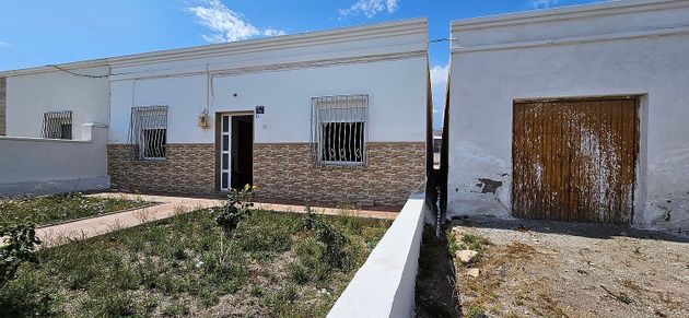 Foto 2 de Casa adossada en venda a El Parador de las Hortichuelas de 4 habitacions amb terrassa i garatge