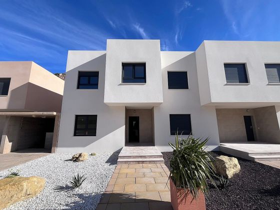Foto 1 de Casa adossada en venda a calle Roquetas de 4 habitacions amb terrassa i piscina