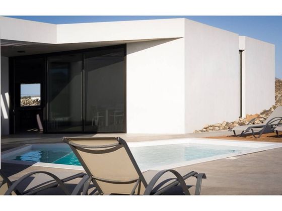 Foto 2 de Chalet en venta en Lajares de 3 habitaciones con terraza y piscina