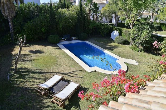 Foto 2 de Venta de casa en calle Aries de 4 habitaciones con terraza y piscina
