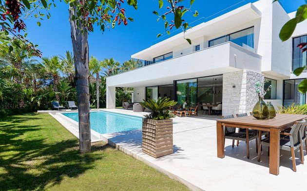 Foto 1 de Xalet en venda a Cabo Pino - Reserva de Marbella de 4 habitacions amb terrassa i piscina