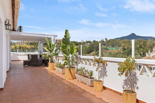 Foto 2 de Àtic en lloguer a Nueva Andalucía centro de 4 habitacions amb terrassa i piscina