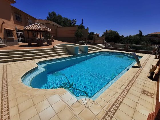 Foto 1 de Venta de chalet en calle Marbella de 6 habitaciones con terraza y piscina