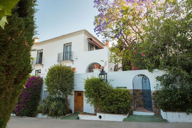 Foto 1 de Venta de casa adosada en Lomas de Marbella Club - Puente Romano de 4 habitaciones con terraza y piscina