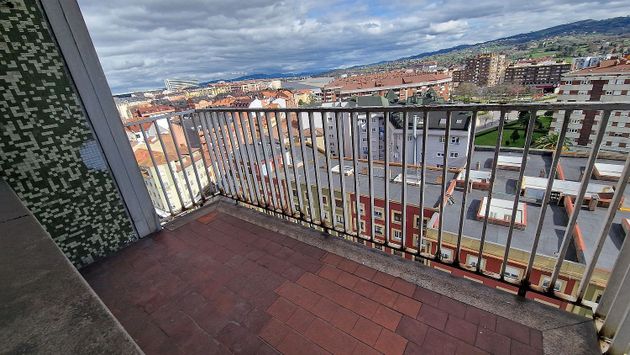 Foto 2 de Pis en venda a calle Bermúdez de Castro de 3 habitacions amb terrassa i calefacció