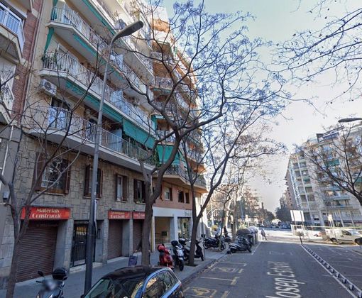 Foto 2 de Venta de piso en calle De Josep Estivill de 4 habitaciones y 83 m²