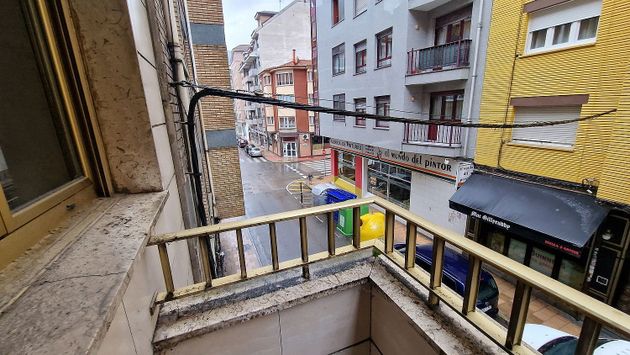 Foto 2 de Pis en venda a calle Alfonso Camín de 3 habitacions amb terrassa i calefacció