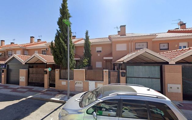 Foto 2 de Casa en venda a calle Luis Buñuel de 3 habitacions i 189 m²