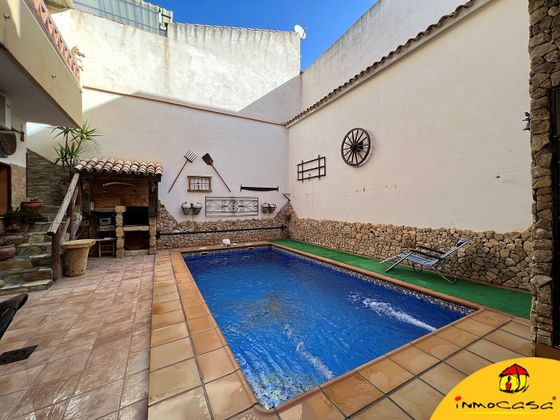 Foto 1 de Chalet en venta en Castillo de Locubín de 5 habitaciones con terraza y piscina