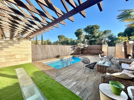 Foto 1 de Casa adossada en venda a calle Mistral de 5 habitacions amb terrassa i piscina