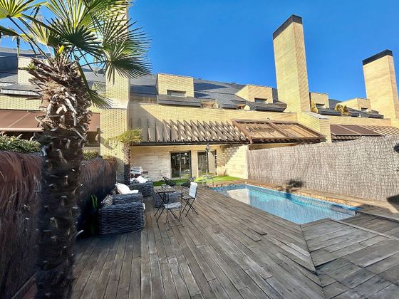 Foto 2 de Casa adossada en venda a calle Mistral de 5 habitacions amb terrassa i piscina