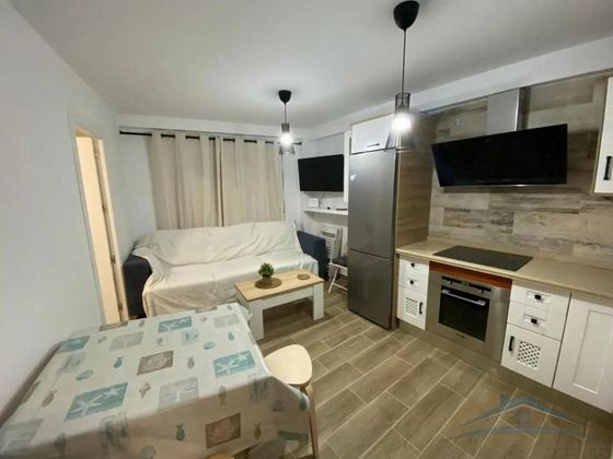 Foto 2 de Alquiler de piso en Centro - Almería de 6 habitaciones con muebles y balcón