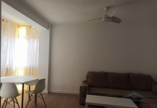 Foto 2 de Alquiler de piso en Ciudad Jardín - Tagarete - El Zapillo de 4 habitaciones con muebles y aire acondicionado