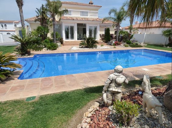Foto 1 de Chalet en venta en Miami Platja - Miami Playa de 9 habitaciones con terraza y piscina