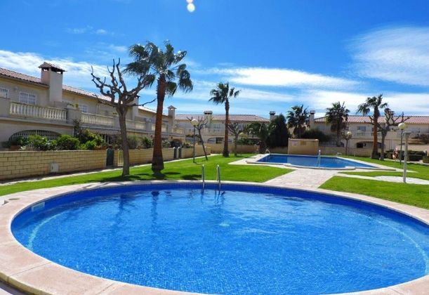 Foto 2 de Casa adossada en venda a calle Tenerife de 3 habitacions amb terrassa i piscina
