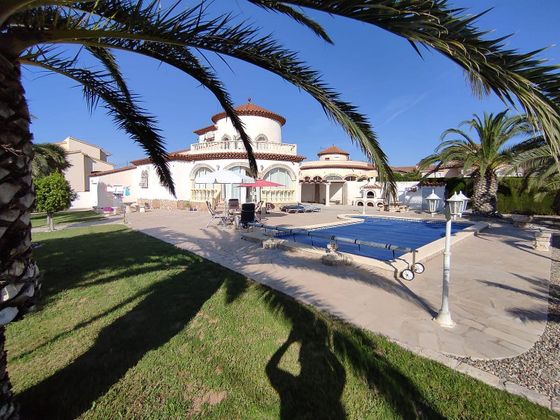 Foto 1 de Chalet en venta en calle Illes Canaries de 3 habitaciones con terraza y piscina