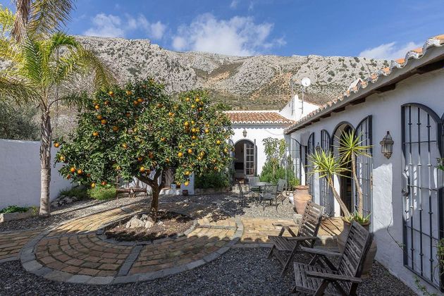 Foto 1 de Casa rural en venda a calle El Chorro de 5 habitacions amb terrassa i piscina