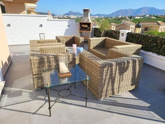 Foto 2 de Venta de casa en La Duquesa de 4 habitaciones con terraza y piscina