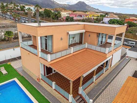 Foto 2 de Venta de chalet en avenida Adeje de 4 habitaciones con terraza y piscina