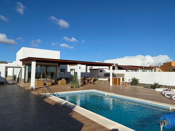 Foto 1 de Chalet en venta en Caleta de Fuste de 3 habitaciones con terraza y piscina