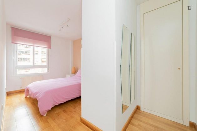Foto 2 de Alquiler de piso en Acacias de 2 habitaciones con muebles y aire acondicionado