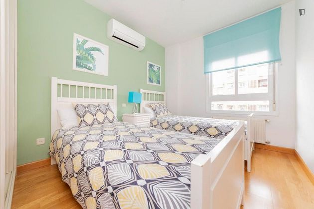 Foto 2 de Alquiler de piso en Acacias de 2 habitaciones con muebles y aire acondicionado