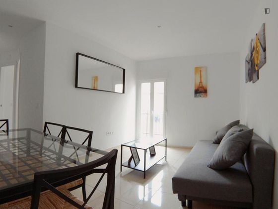 Foto 1 de Alquiler de piso en Zofio de 2 habitaciones con muebles y aire acondicionado