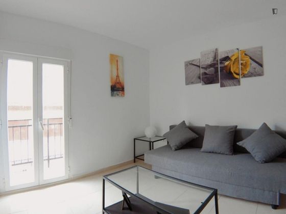 Foto 2 de Alquiler de piso en Zofio de 2 habitaciones con muebles y aire acondicionado