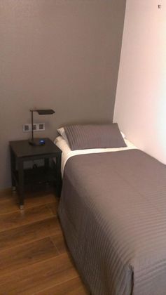 Foto 2 de Pis en lloguer a El Raval de 4 habitacions amb mobles i aire acondicionat