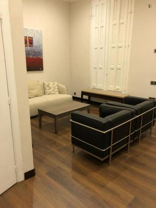 Foto 1 de Piso en alquiler en El Gòtic de 2 habitaciones con muebles y aire acondicionado