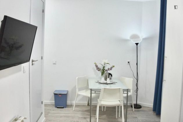 Foto 2 de Alquiler de estudio en Arapiles con muebles y balcón