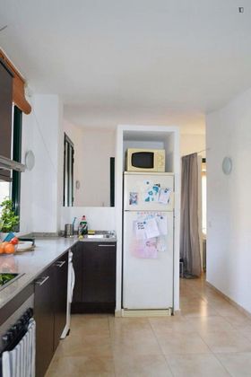 Foto 2 de Alquiler de piso en El Raval de 1 habitación con muebles y aire acondicionado