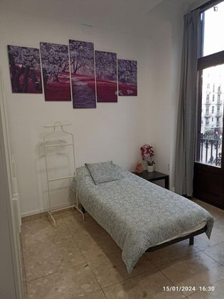 Foto 1 de Pis en lloguer a El Raval de 8 habitacions amb mobles i balcó