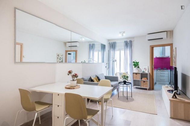 Foto 2 de Piso en alquiler en El Baix Guinardó de 2 habitaciones con muebles y aire acondicionado