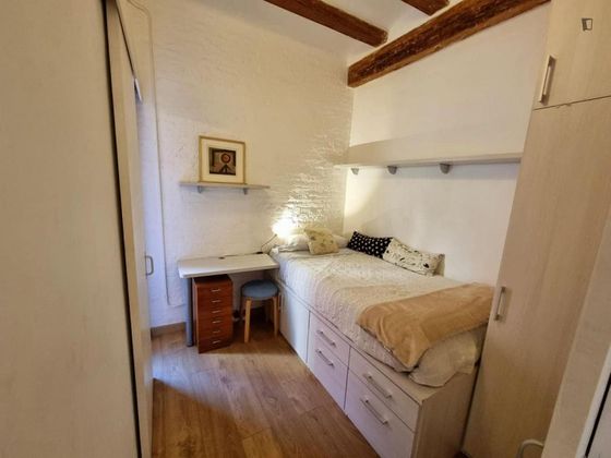 Foto 2 de Alquiler de piso en El Raval de 3 habitaciones con muebles y aire acondicionado
