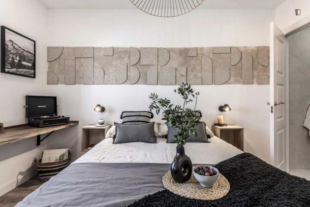 Foto 2 de Piso en alquiler en Cuatro Caminos de 2 habitaciones con muebles y aire acondicionado