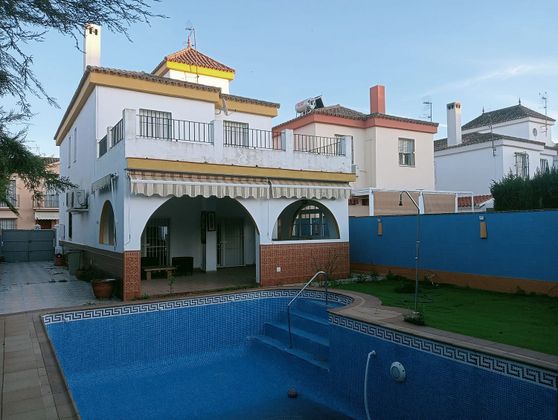 Foto 1 de Casa en venda a calle Orden de Los Templarios de 5 habitacions amb terrassa i piscina