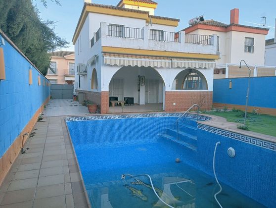Foto 2 de Casa en venda a calle Orden de Los Templarios de 5 habitacions amb terrassa i piscina