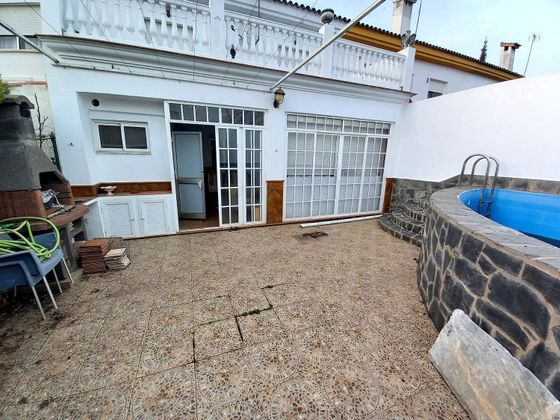 Foto 1 de Casa adosada en venta en calle Santa Ana de 6 habitaciones con terraza y piscina