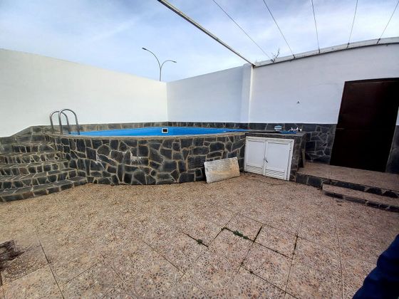 Foto 2 de Casa adossada en venda a calle Santa Ana de 6 habitacions amb terrassa i piscina