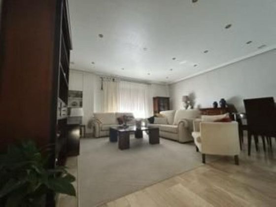 Foto 2 de Pis en venda a Centro - Elche de 4 habitacions amb garatge i aire acondicionat