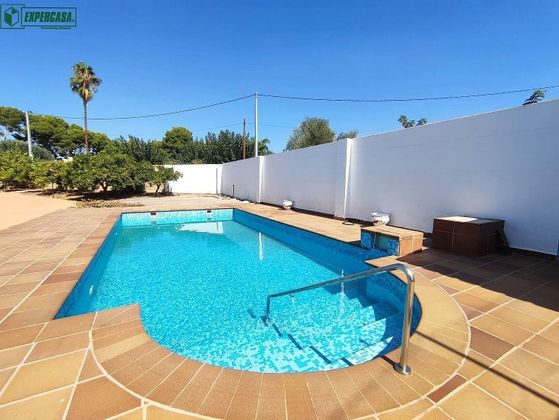 Foto 1 de Casa en venda a Los Pinares-La Masía de 4 habitacions amb terrassa i piscina