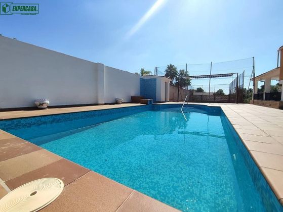 Foto 2 de Venta de casa en Los Pinares-La Masía de 4 habitaciones con terraza y piscina