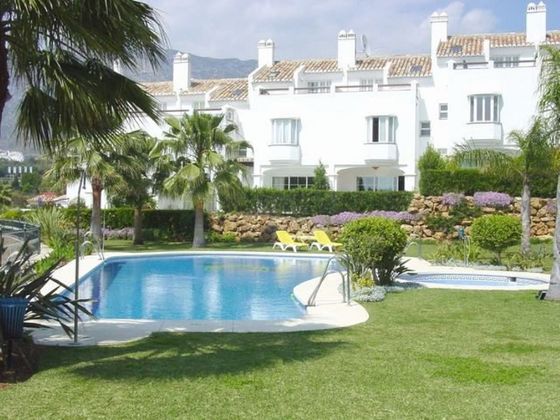 Foto 1 de Alquiler de casa en Lomas de Marbella Club - Puente Romano de 3 habitaciones con terraza y piscina