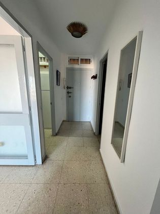 Foto 2 de Alquiler de piso en Zona Puerto Deportivo de 1 habitación con terraza y muebles