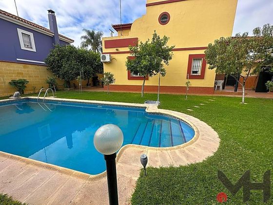 Foto 2 de Xalet en venda a Espartinas de 4 habitacions amb terrassa i piscina