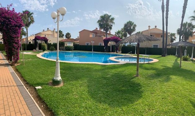 Foto 1 de Casa adossada en venda a Oliva Nova de 2 habitacions amb terrassa i piscina