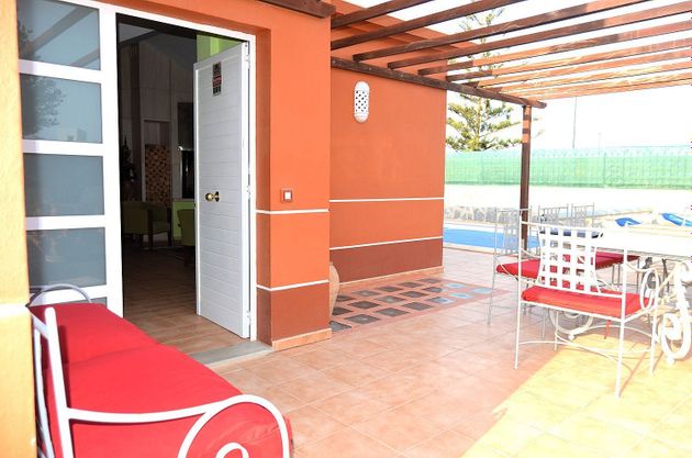 Foto 1 de Venta de chalet en Corralejo de 4 habitaciones con terraza y piscina