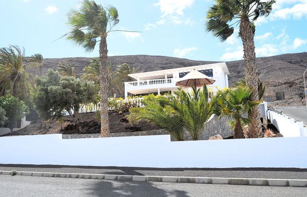 Foto 2 de Chalet en venta en Tuineje de 4 habitaciones con terraza y piscina